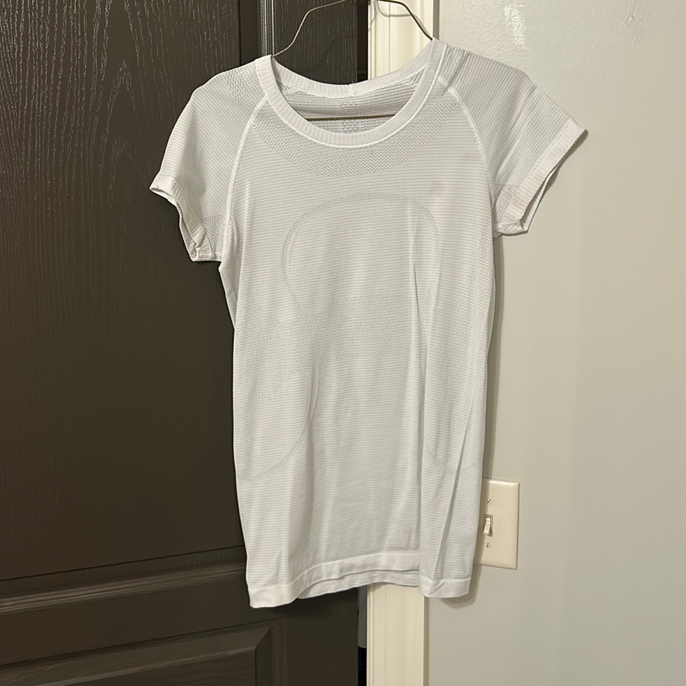 Lululemon White swiftly tech short sleeve shirt (size 8)
